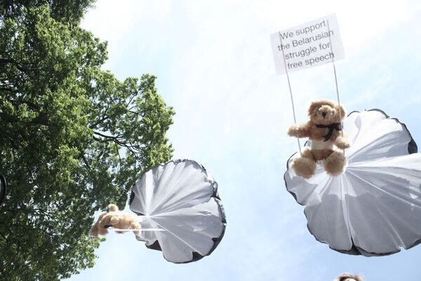 Two Belarusian journalists have been arrested for participating in a stunt that involved parachuting teddy bears - Sputnik International