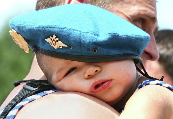 Men serving in the Russian army could soon be entitled to paternity leave - Sputnik International