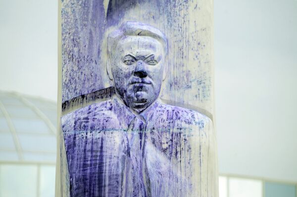 Yeltsin Statue Vandalized - Sputnik International