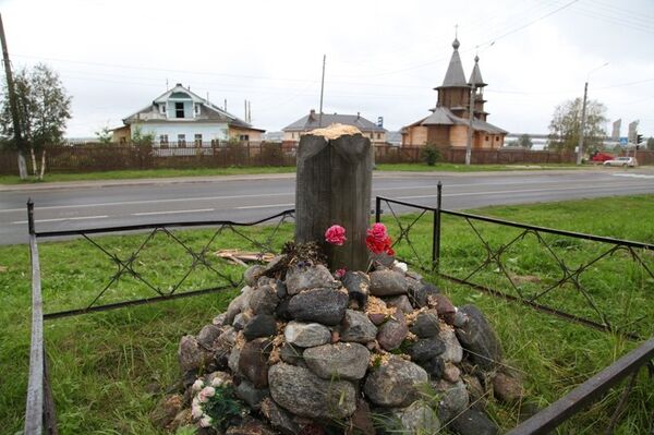 Two weeks ago crosses were also cut down in other regions - Sputnik International