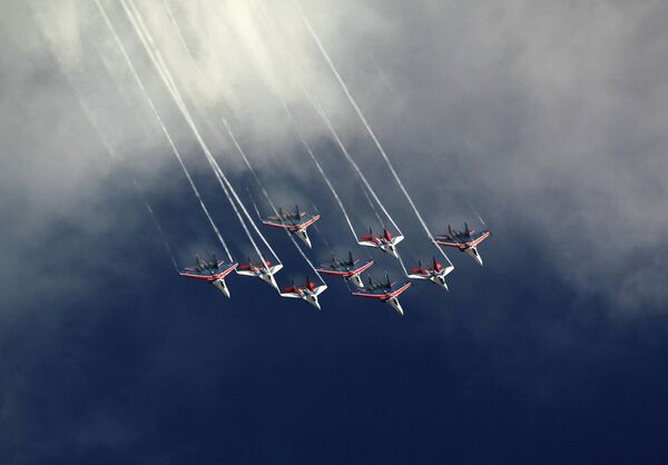 Russian Aerobatics Teams to Take Part in Victory Day Parade - Sputnik International