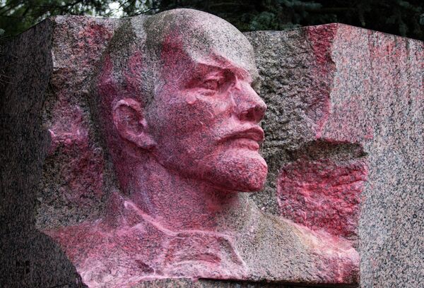 Lenin Monument Vandalized in St. Petersburg          - Sputnik International