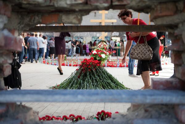 Scarlet Carnations and White Balloons in Memory of Beslan Victims - Sputnik International