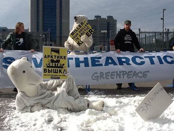 Protesting 'Polar Bears' Detained at Gazprom Office in Moscow - Sputnik International