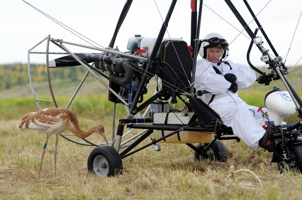 Vladimir Putin in a motorized hang glider (Archive) - Sputnik International