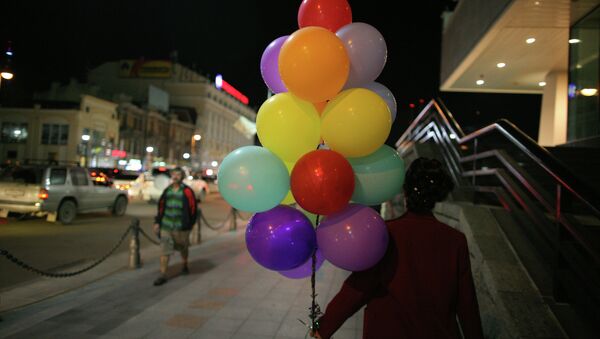 Woman with balloons walk along the street. - Sputnik International