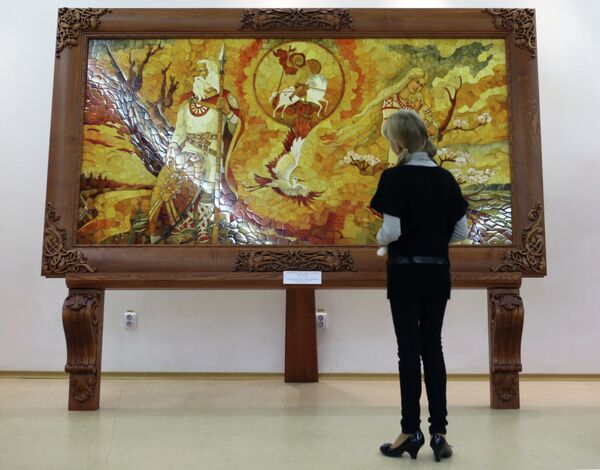 World's largest amber panel displayed in Kaliningrad - Sputnik International