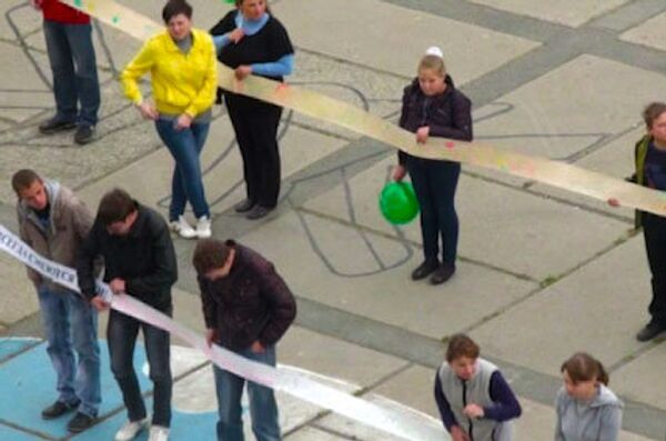 Yekaterinburg Residents Write 467-Meter-Long Message to Descendants - Sputnik International