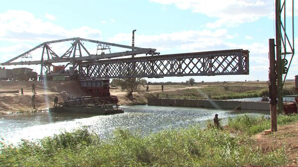 Russian Soldiers Restore Damaged Railway Bridge in 30 Minutes - Sputnik International