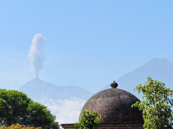 Fuego volcano began spewing ash as high as 1,000 meters (3,280 feet) in the air - Sputnik International