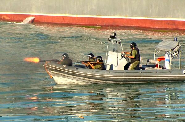 Black Sea Fleet Personnel Disarm “Enemy” Saboteurs - Sputnik International