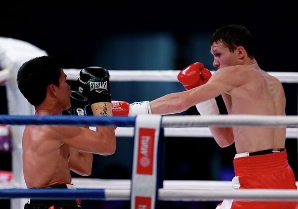 Undefeated Russian boxer Alexander Bakhtin (R) scored an assured unanimous points win over Filipino Roli Gasca (L) - Sputnik International