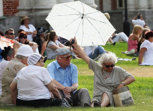 Elderly people relaxing in a Moscow park - Sputnik International