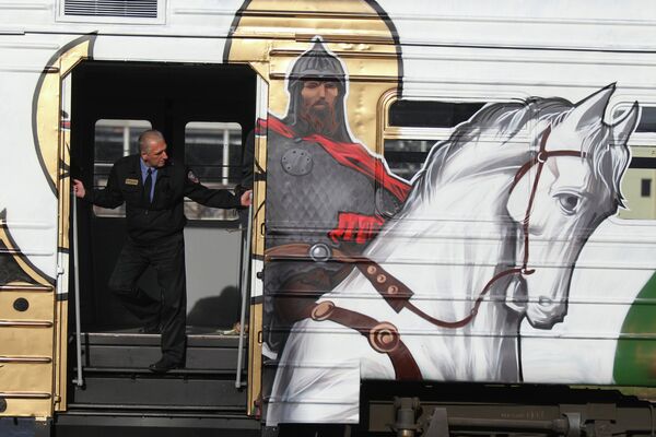 Artists Paint Train to Celebrate Russia’s 1,150th Anniversary - Sputnik International