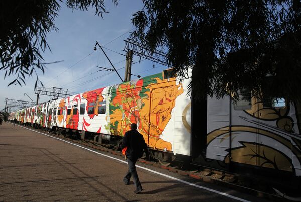Artists Paint Train to Celebrate Russia’s 1,150th Anniversary - Sputnik International