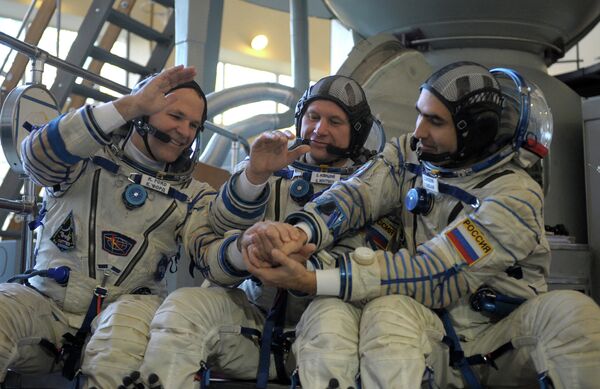 Kevin Ford (L), Oleg Novitsky (C), Yevgeny Tarelkin (R). Archive. - Sputnik International