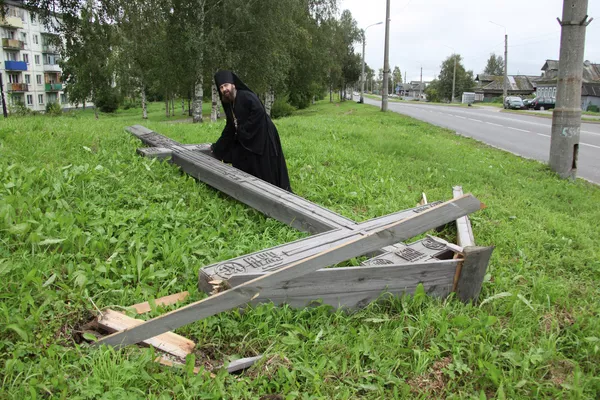 The draft law also comes after four wooden crosses were chopped down in Russia’s regions last month - Sputnik International