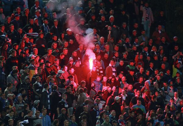 More than 25 football supporters have been released from custody following scuffles at a Russian Cup match that was called off - Sputnik International