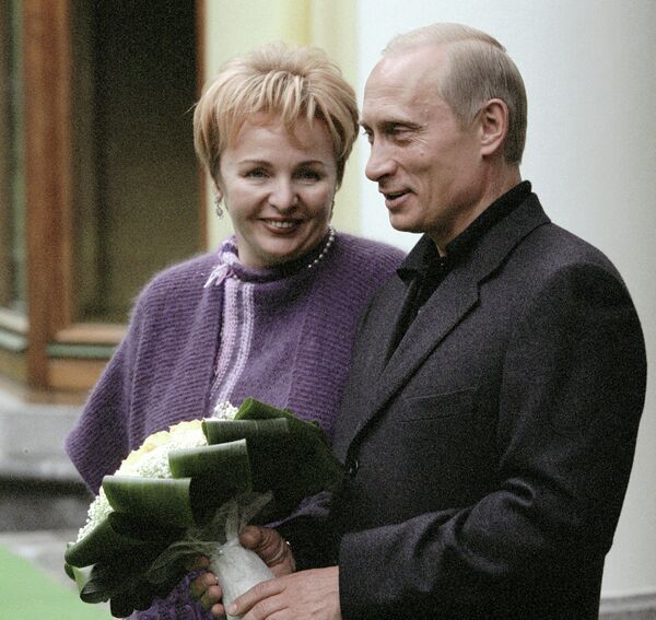 May 24, 2002. Vladimir Putin and his wife, Lyudmila Putin, before meeting with US President George W. Bush. May 24, 2002. Vladimir Putin and his wife, Lyudmila Putin, before meeting with US President George W. Bush. - Sputnik International