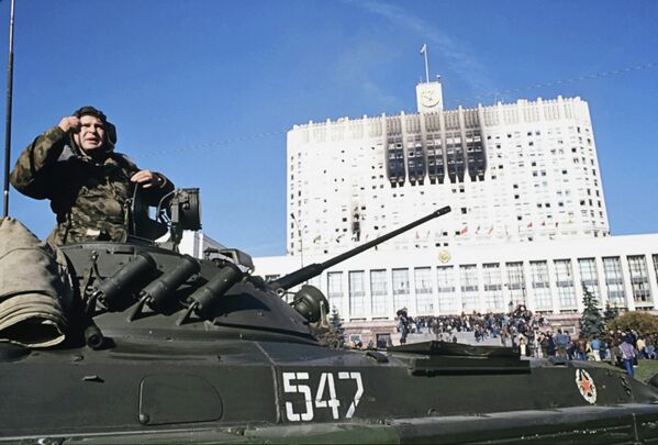 Tanks on Moscow’s Streets During October 1993 Revolt  - Sputnik International