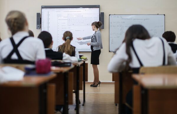 Russian lawmakers plan to introduce a “wall of shame” for sexily dressed schoolteachers - Sputnik International