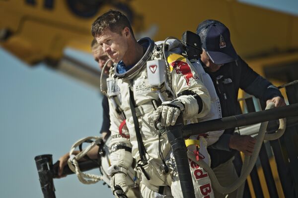 Stuntman Felix Baumgartner reacts after his mission was aborted due to high winds in Roswell, New Mexico, Tuesday - Sputnik International
