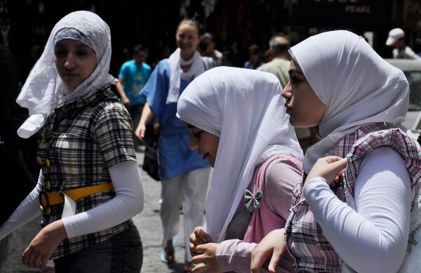 Women wearing Muslim headscarves - Sputnik International