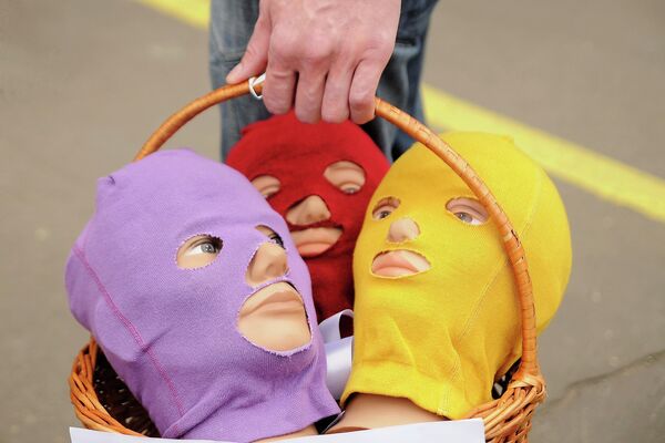 Pussy Riot supporters use the same brightly colored balaclavas worn by the band during their performances - Sputnik International