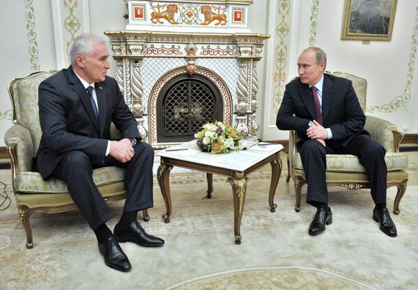 Leonid Tibilov and Vladimir Putin  - Sputnik International
