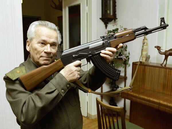 Mikhail Kalashnikov with AK-47 assault rifle, November 2009 - Sputnik International