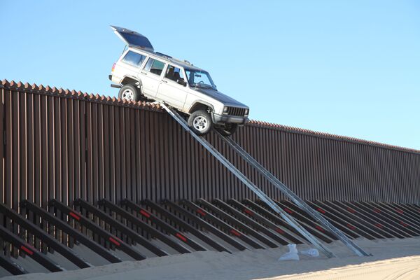 Caught in the Act: Jeep Snared on US-Mexico Border Wall - Sputnik International