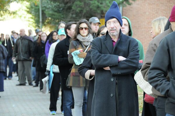 Some US voters waited for hours to cast their ballots due to long lines and defective voting machines at polling stations. - Sputnik International