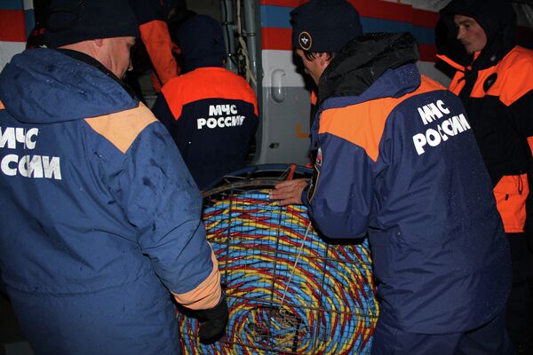 Russian rescue divers began on Friday another inspection of a sunken cargo vessel, the Amurskaya - Sputnik International