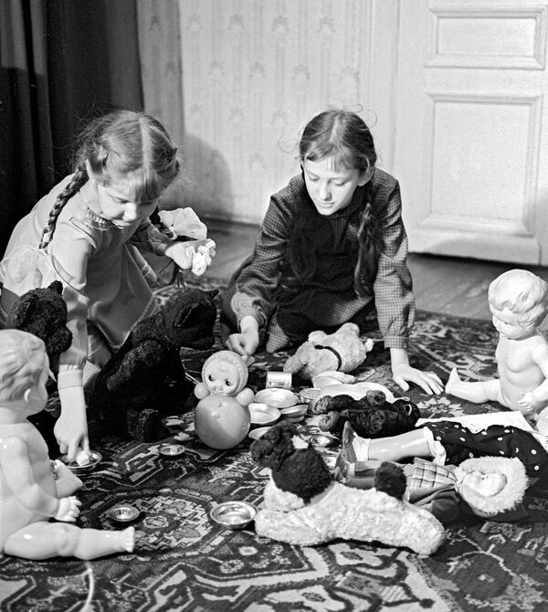 From Cheburashka to Barbie: Toys in Moscow Over the Years  - Sputnik International