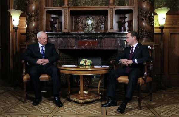 Russian Prime Minister Dmitry Medvedev (R) and his Ukrainian counterpart Mykola Azarov - Sputnik International