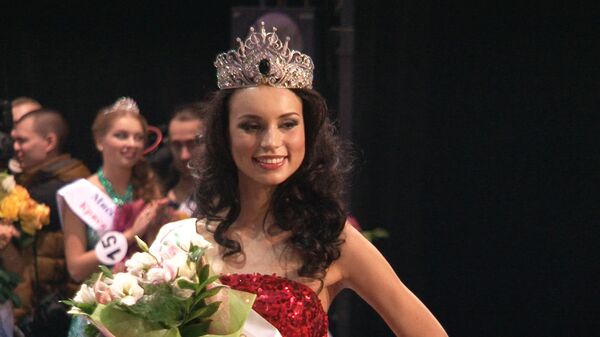 2012 Russian Beauty contestants walk the stage in tarpaulin boots  - Sputnik International