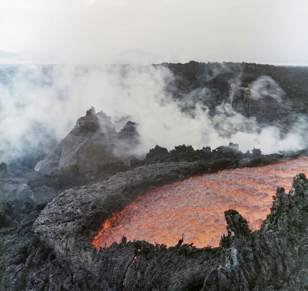The eruption at the 3,085-meter Plosky Tolbachik poses limited hazards. - Sputnik International