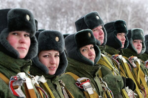 Russian Army Cuts Female Staff by Two-Thirds - Sputnik International