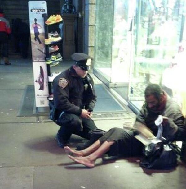 Photo of New York City Police Officer Helping Homeless Man Goes Viral   - Sputnik International