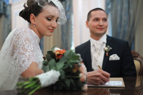 Russian Legislators Seek Three Marriages Limit - Sputnik International