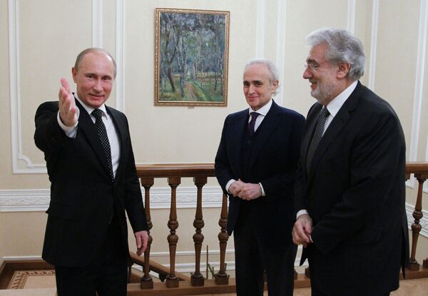 Vladimir Putin met on Tuesday with opera greats Jose Carreras and Placido Domingo - Sputnik International