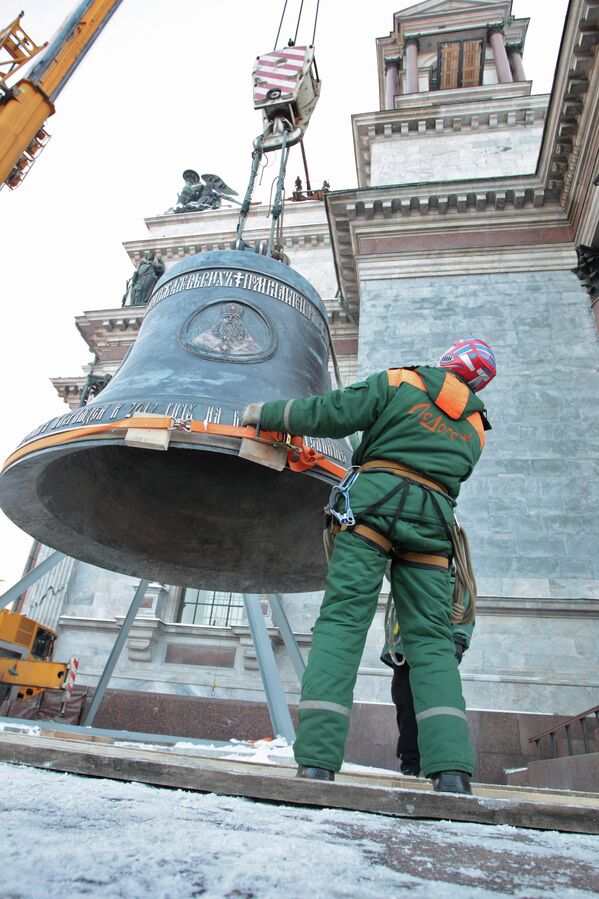 St. Petersburg Cathedral Gets Largest Bell Back - Sputnik International