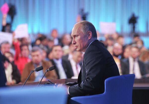 Putin Defends Own Record, Criticizes US in Marathon Q&A - Sputnik International
