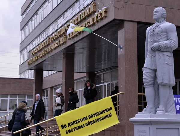 Moscow Students Invoke Putin for Protection in Rare Strike         - Sputnik International