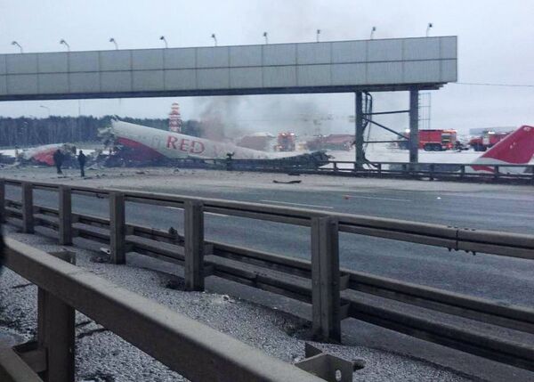 Plane Overshoots Moscow Airport Runway, Catches Fire - Sputnik International