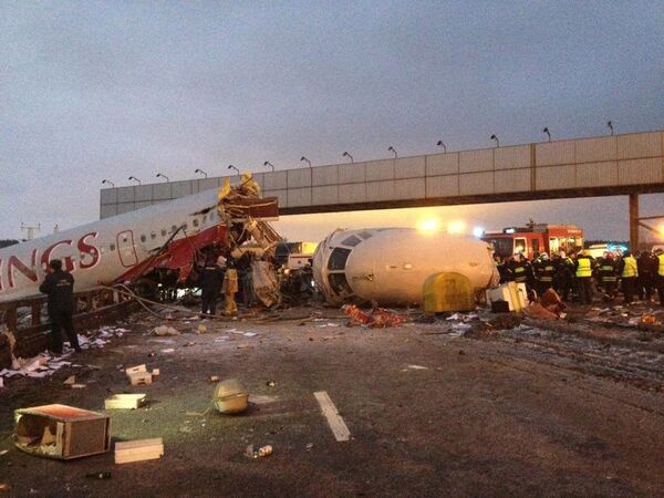Four dead as russian airliner overshoots runway, catches fire - Sputnik International