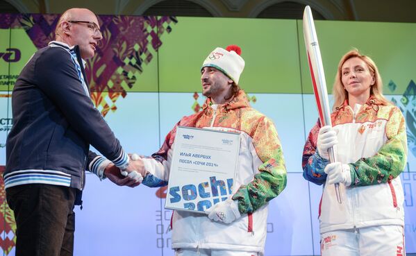 Torch and Uniforms for Olympic Relay Showcased - Sputnik International