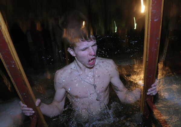 Russians Dive into Icy Waters to Celebrate Epiphany - Sputnik International