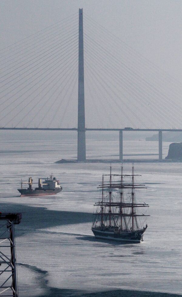 Sedov docks in Vladivostok during its round-the-world tour - Sputnik International