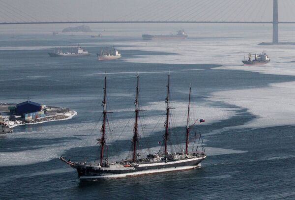 Sedov docks in Vladivostok during its round-the-world tour - Sputnik International